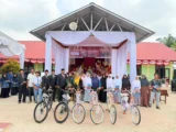 Kacabdisdik Aceh Timur Serahkan Enam Unit Sepeda kepada Siswa SMA Negeri 1 Julok pada Momentum Hardikda ke-67
